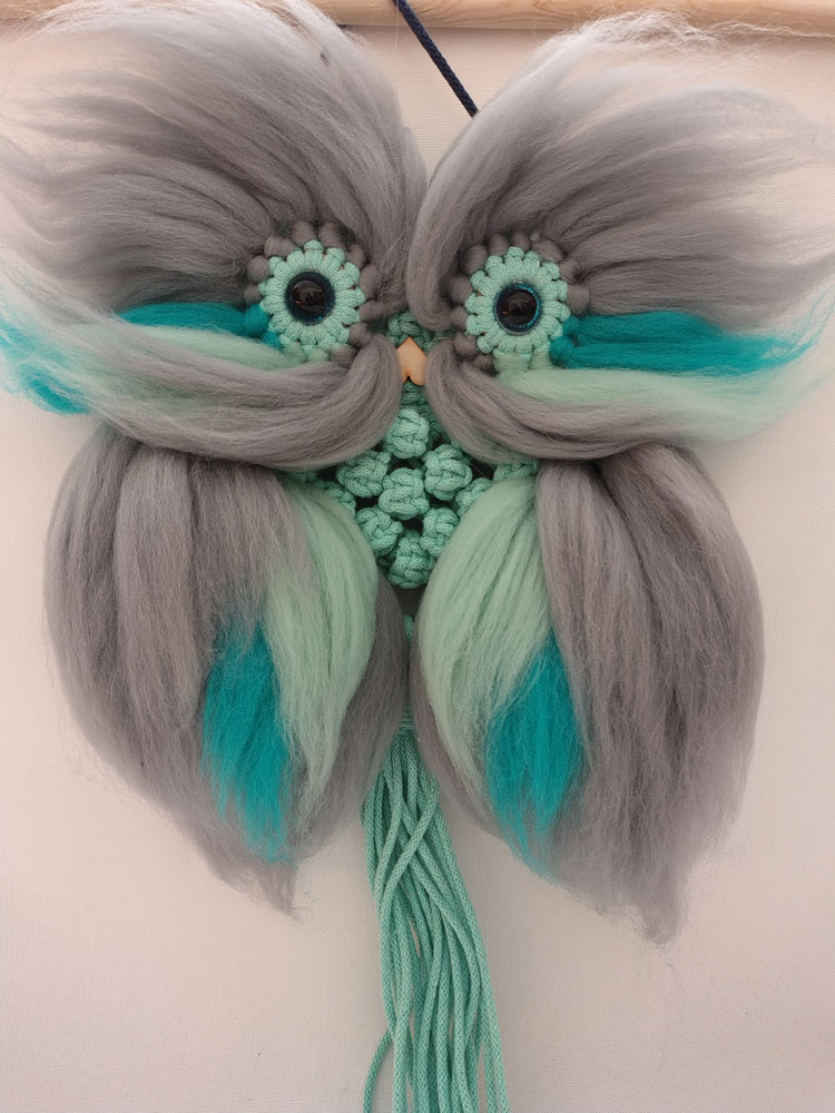 Sowa z makramy i wełny czesankowej - obrazek 3
